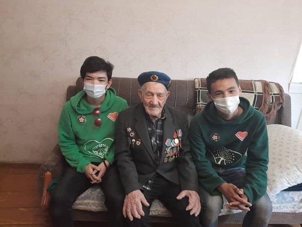 Волонтёры Акжайык посетили наших дорогих пожилых людей