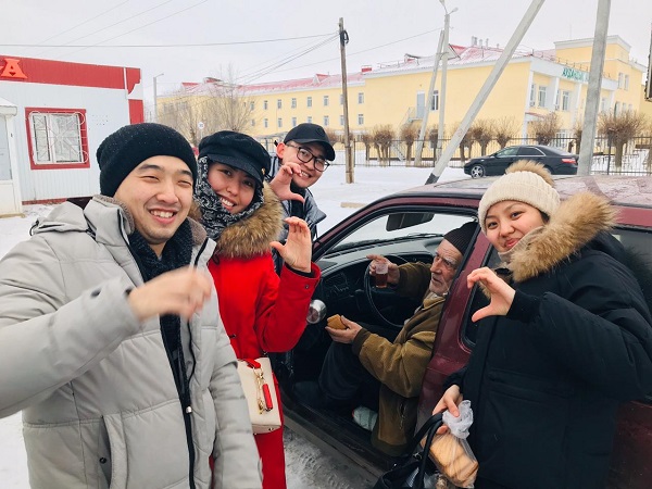 Волонтерская группа «Аманат» Акжаикского районного центра досуга, согласно составленному плану, начала творить свои добрые дела. 