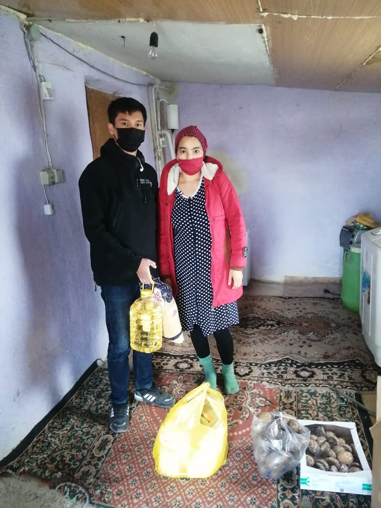 Молодые люди из села Аксу собрали деньги, чтобы помочь односельчанам.