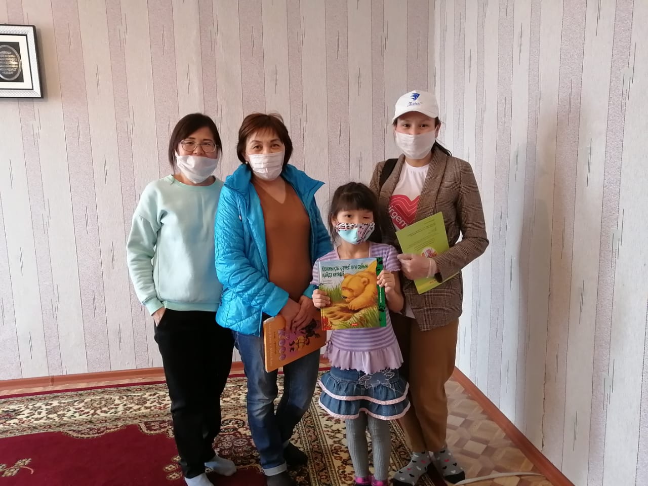 Волонтеры организовали доставку книг из библиотеки читателям села