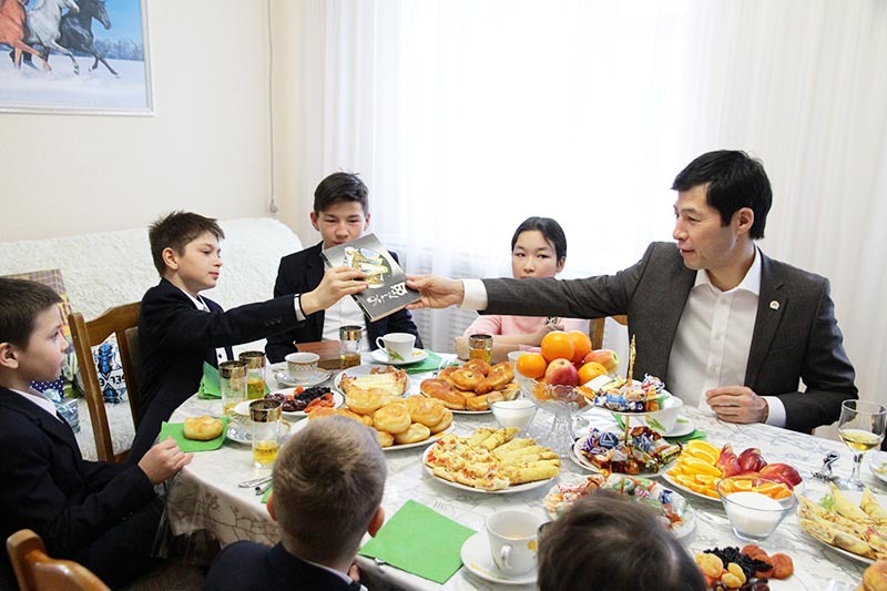 Өңір басшысы облыстық отбасы үлгісіндегі балалар ауылында